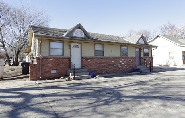 407 S Kansas Ave in Newton, KS - Foto de edificio - Building Photo