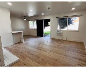 17082 Emerald Ln, Unit B in Huntington Beach, CA - Building Photo - Building Photo