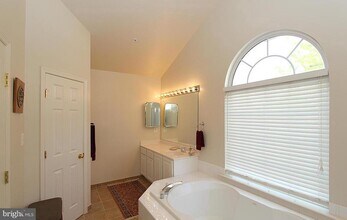 537 Longhorn Crescent in Rockville, MD - Building Photo - Building Photo