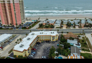 Ocean View Apartments in Daytona Beach, FL - Building Photo - Building Photo