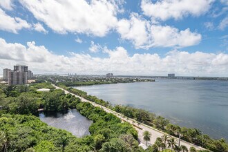 5080 N Ocean Dr in Riviera Beach, FL - Building Photo - Building Photo