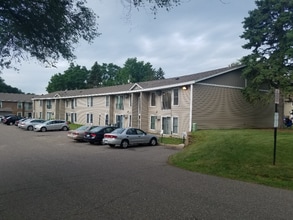 930 6th St S in Hopkins, MN - Foto de edificio - Building Photo