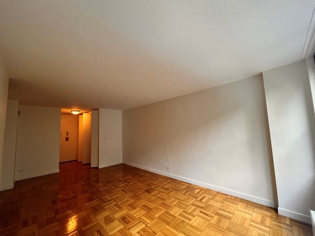 333 E 49th St, Unit 7O in New York, NY - Building Photo - Building Photo