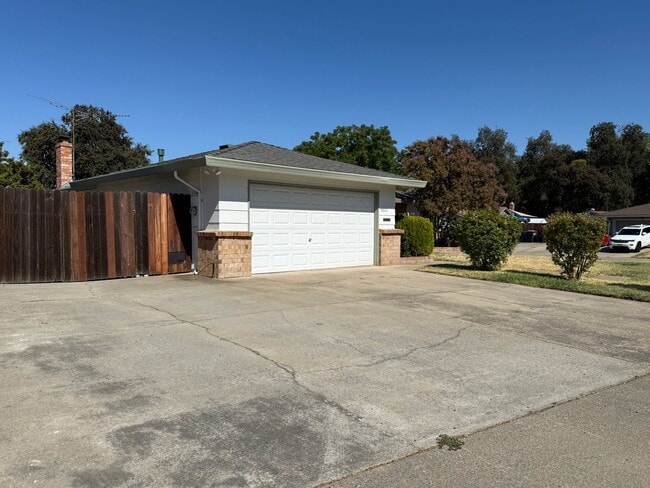6800 Gold Run Ave in Sacramento, CA - Building Photo - Building Photo