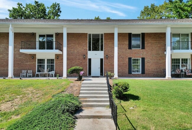 property at 1900 W Manor Ct