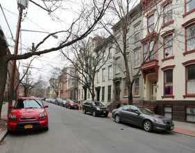 145 Lancaster St in Albany, NY - Foto de edificio - Building Photo