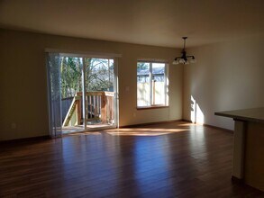 421 N 3rd Ave SW in Tumwater, WA - Building Photo - Building Photo