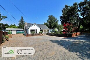 1840 Heller Ln in Redding, CA - Building Photo