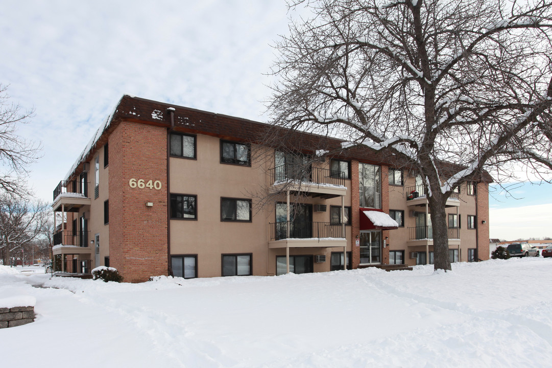 Sterling Square Apartments in Brooklyn Center, MN - Building Photo