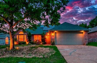8423 Creekbluff Dr in Dallas, TX - Building Photo