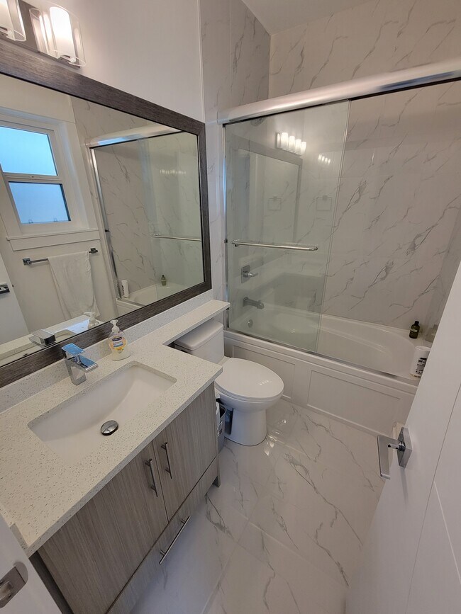 16658 19 Av in Surrey, BC - Building Photo - Building Photo