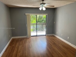 8810 SW 132nd Pl in Miami, FL - Foto de edificio - Building Photo