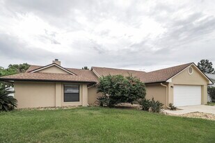 1066 Weaver Dr in Oviedo, FL - Building Photo
