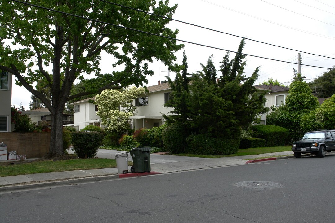843 Roble Ave in Menlo Park, CA - Foto de edificio
