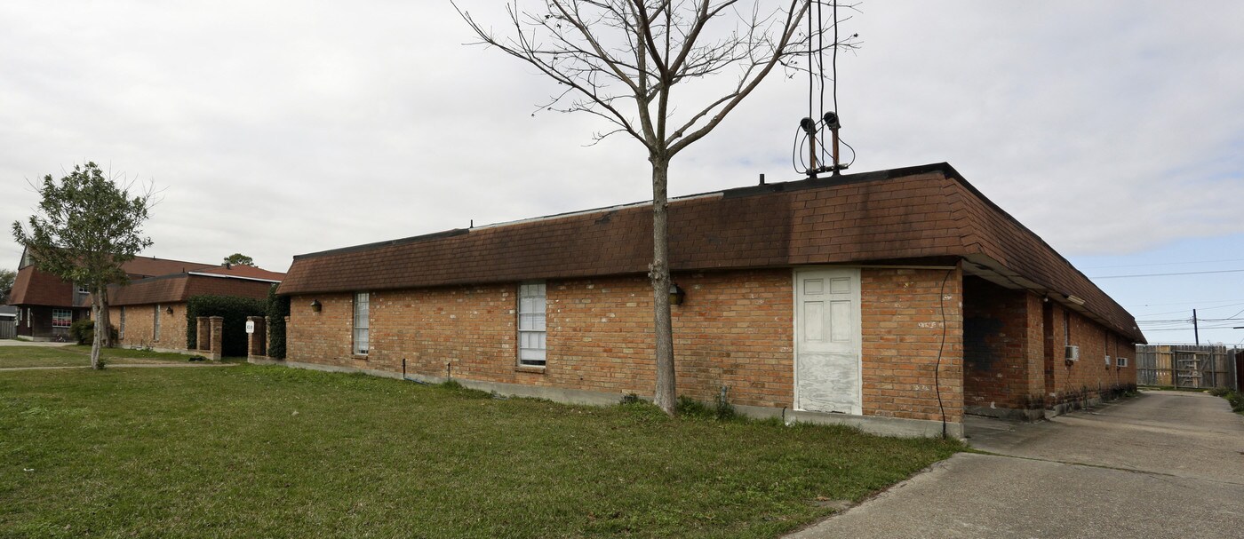 Kuebel Village Apartments in New Orleans, LA - Building Photo