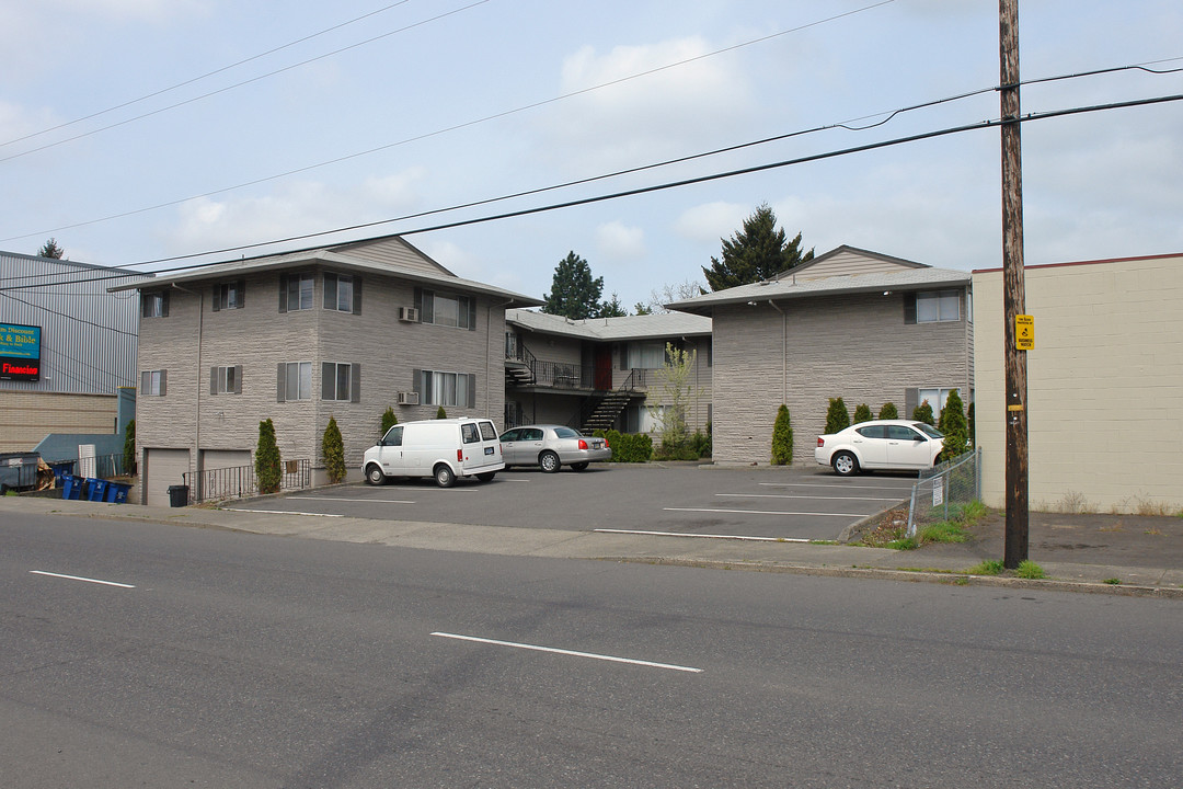 9025-9043 SE Stark St in Portland, OR - Building Photo