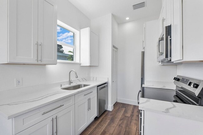 1573 W 16th St in West Palm Beach, FL - Building Photo - Building Photo