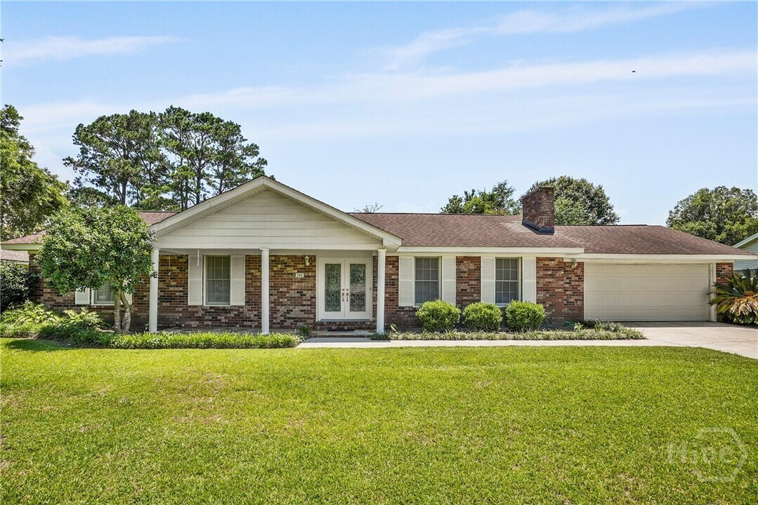 204 Pine Grove Dr in Savannah, GA - Building Photo