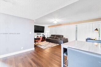 8105 Lagos De Campo Blvd in Tamarac, FL - Building Photo - Building Photo