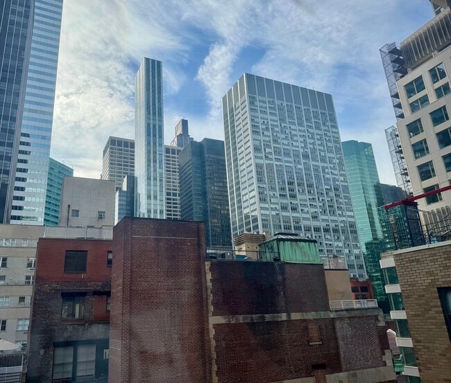 140 E 56th St, Unit 12M in New York, NY - Building Photo - Building Photo