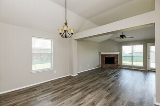 1012 James Donald Ln in Glenn Heights, TX - Foto de edificio - Building Photo