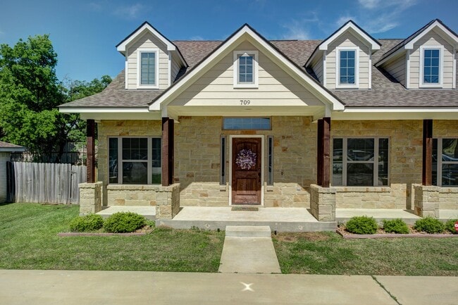August Pre-Lease!! Beautiful 5 Bedroom Dup in College Station, TX - Building Photo - Building Photo