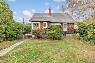 489 Elton St in Riverhead, NY - Foto de edificio - Building Photo