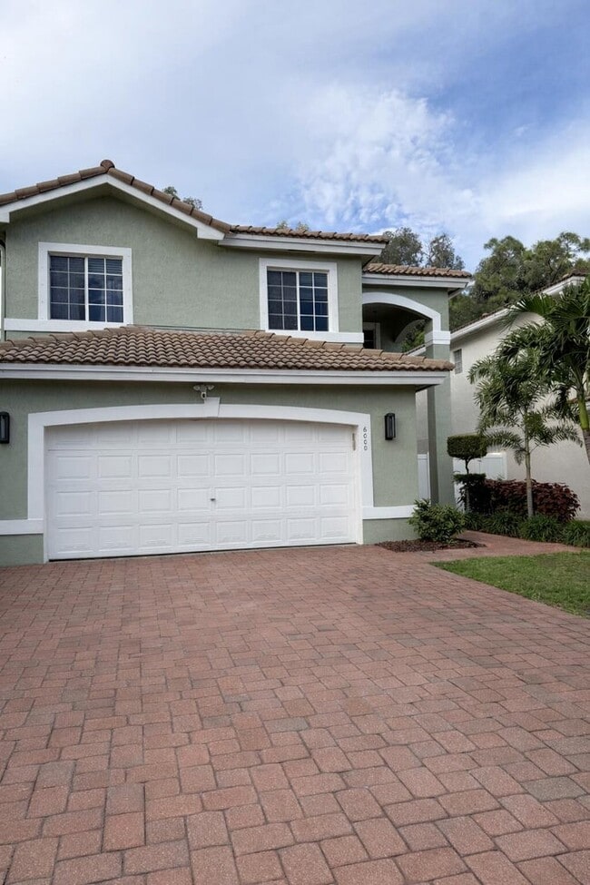 6000 Adriatic Way in Greenacres, FL - Foto de edificio - Building Photo
