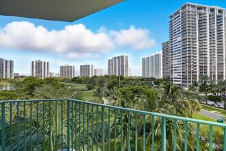 20000 E Country Club Dr in Aventura, FL - Building Photo - Building Photo