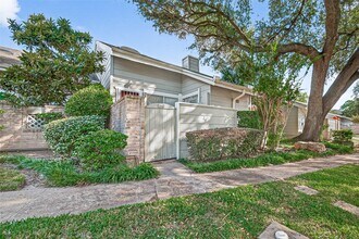 13040 Greenway Chase Ct in Houston, TX - Foto de edificio - Building Photo