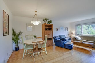 2114 Grand Ave S, Unit Large dulex with a pond. in Minneapolis, MN - Building Photo - Building Photo