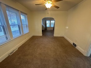 307 Phoenix Ave-Unit -1 in Bloomington, IL - Foto de edificio - Building Photo