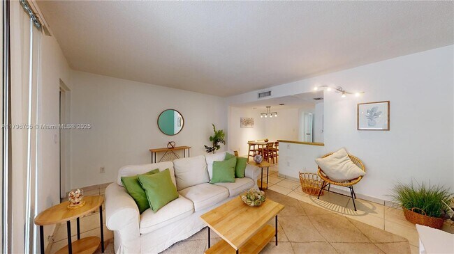 2345 NE 135th St in North Miami, FL - Building Photo - Building Photo