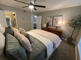 10901 Meadowglen Ln, Unit Unit 323B - JULY 22 in Houston, TX - Building Photo