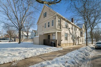 1734 W Clarke St in Milwaukee, WI - Building Photo - Building Photo