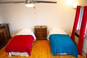 1155 Welling Ct, Unit 3rd floor in Astoria, NY - Foto de edificio - Building Photo