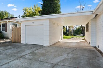 560 N Keene Way Dr in Medford, OR - Building Photo - Building Photo