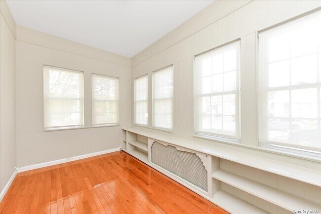 16 Maiden Ln in Lynbrook, NY - Building Photo - Building Photo