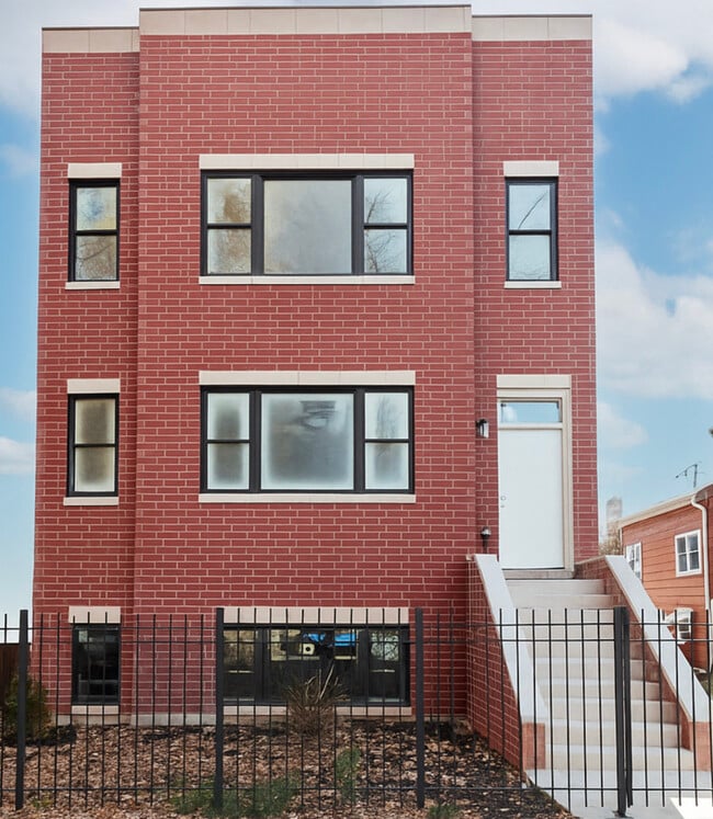 property at 4207 W Roscoe St