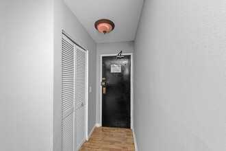 3825 N Pine Grove Ave, Unit 302 in Chicago, IL - Building Photo - Building Photo