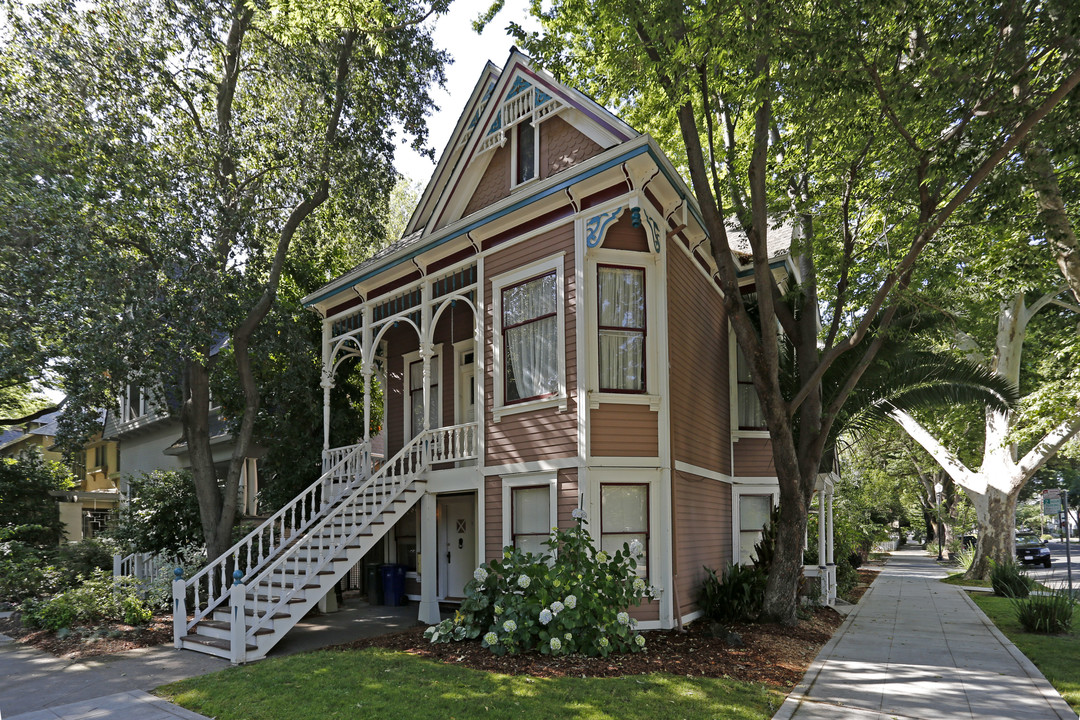 2400 H St in Sacramento, CA - Building Photo