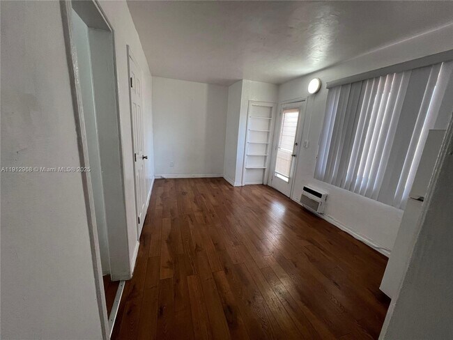 6949 Byron Ave in Miami Beach, FL - Building Photo - Building Photo