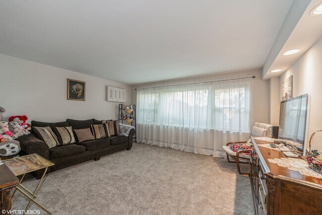 6241 W Montrose Ave in Chicago, IL - Building Photo - Building Photo