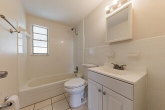 907 Lake Jessie Dr in Winter Haven, FL - Building Photo - Building Photo