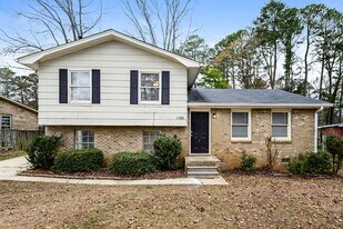 6183 Fieldcrest Dr in Morrow, GA - Building Photo