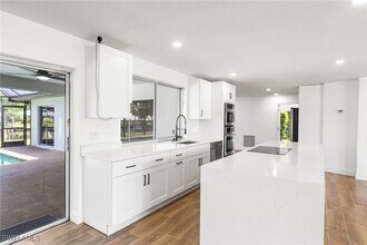 1041 N Waterway Dr in Ft. Myers, FL - Building Photo - Building Photo