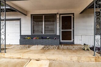 832 W Merriweather St in New Braunfels, TX - Building Photo - Building Photo