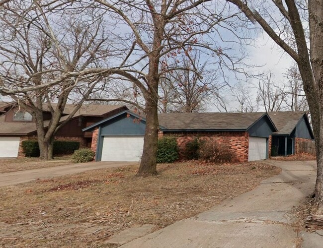 property at 3815 Lynnbrook Cir