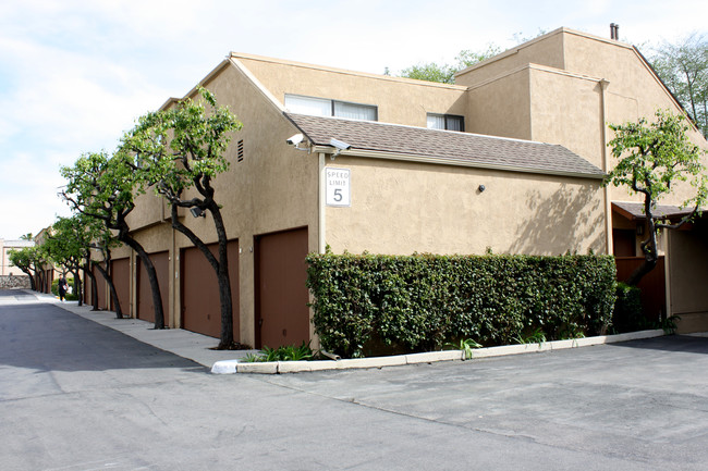 Mesa Pines in Costa Mesa, CA - Foto de edificio - Building Photo