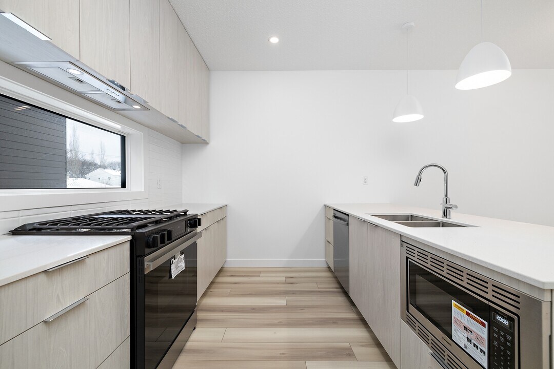 8666-8677 77 St NW in Edmonton, AB - Building Photo